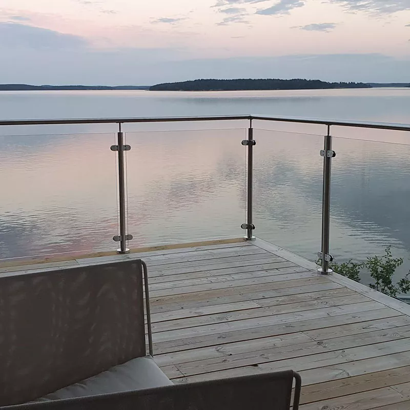 Hoe glazen balustrades de veiligheid en het ontwerp in moderne ruimtes verbeteren?