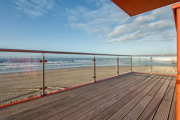 Met welke factoren moet rekening worden gehouden voordat SS-leuningen worden geïnstalleerd?