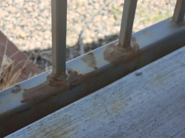 Hoe roest van metalen reling verwijderen?