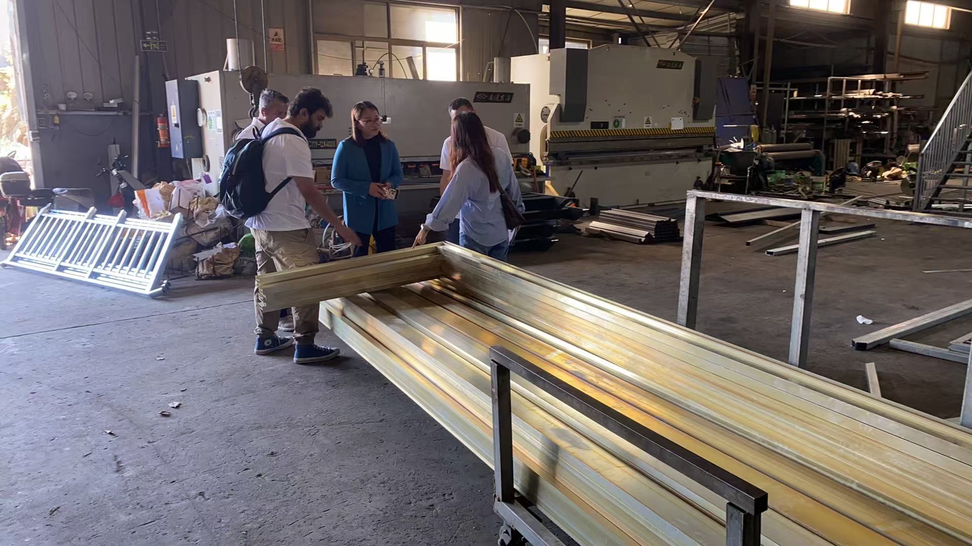 Klant uit Dubai inspecteert roestvrijstalen railingoplossingen bij Vionta Metal