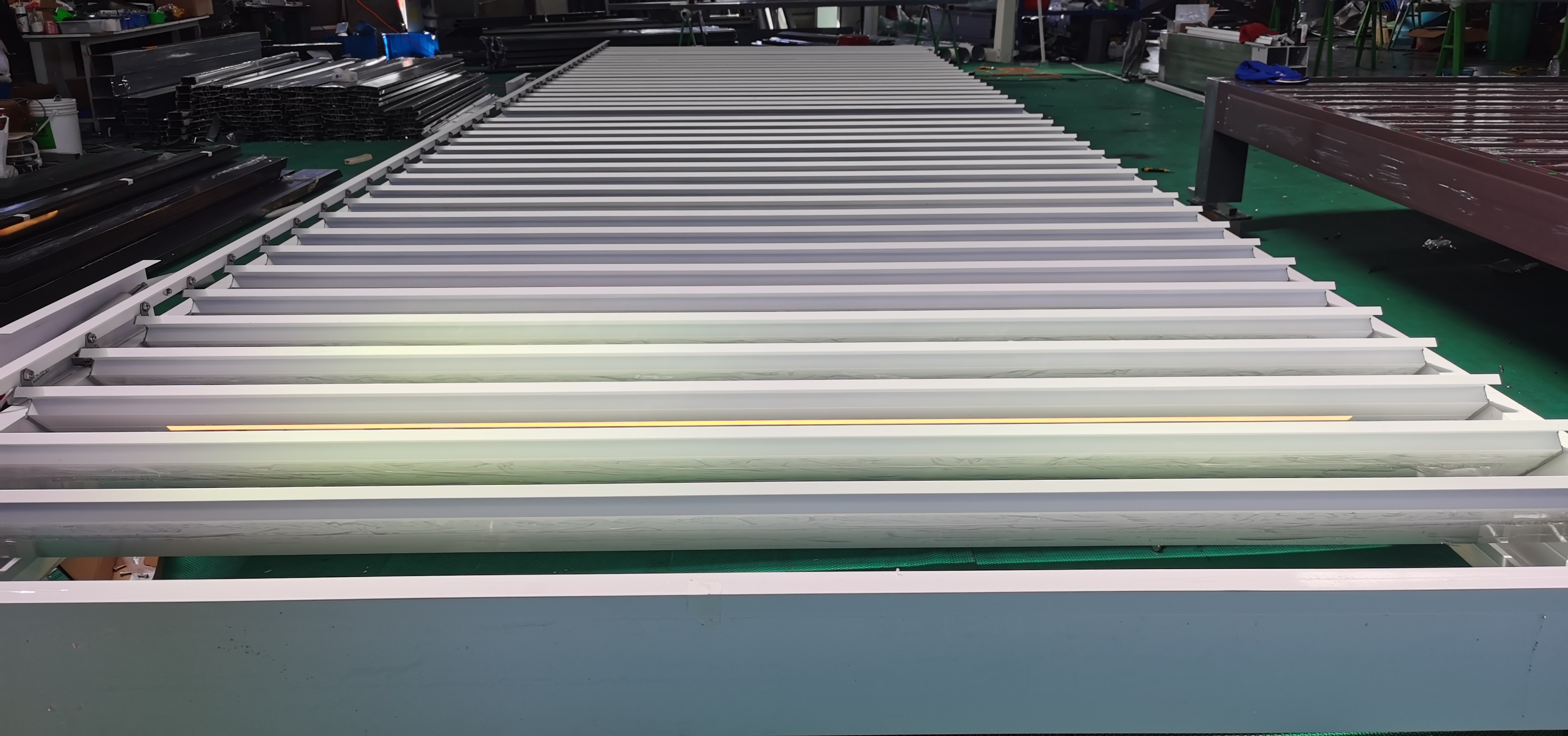 Op maat gemaakte elektrische aluminium lamellenpergola succesvol verzonden naar Spanje