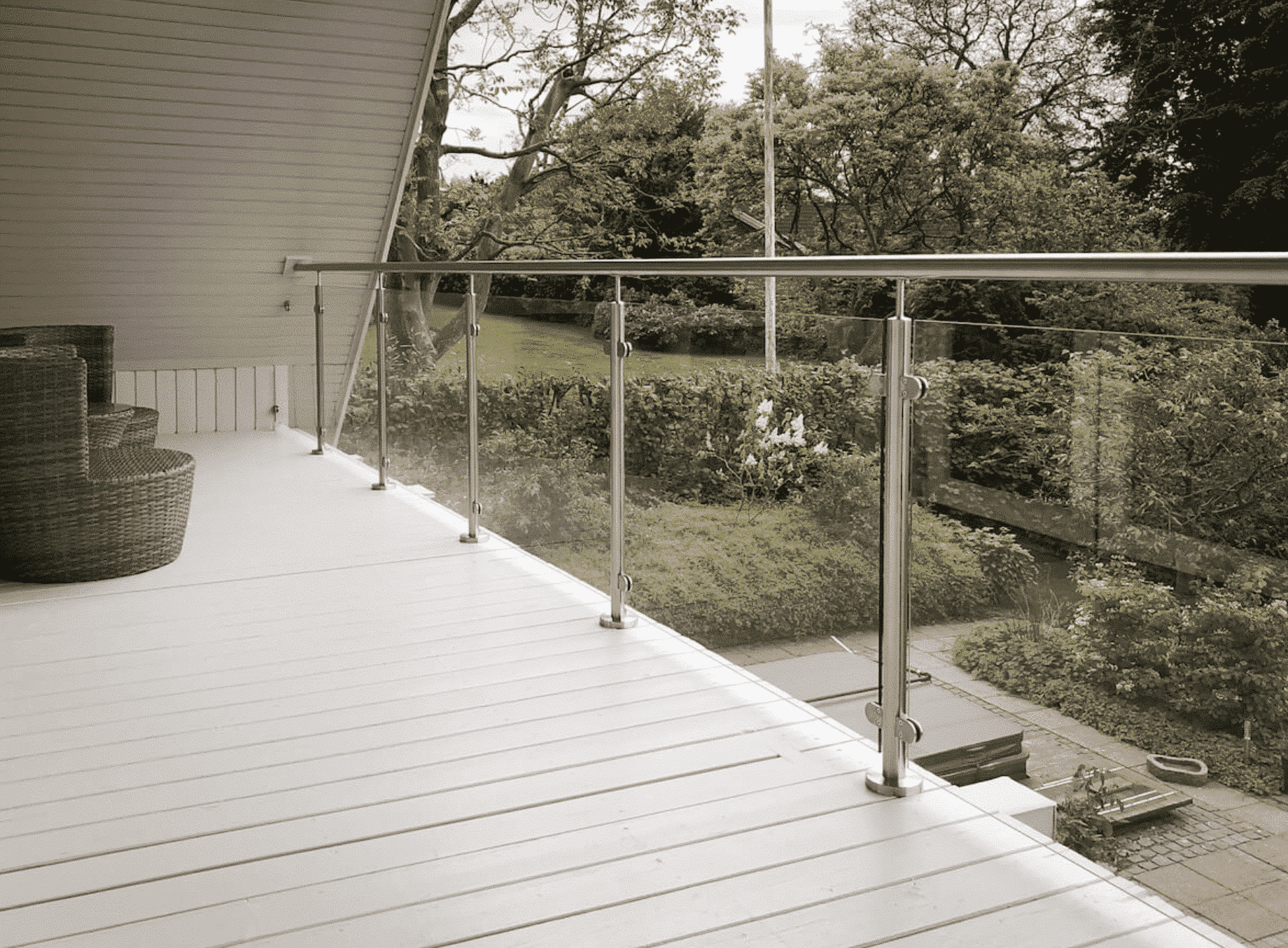 Hoe hardwatervlekken uit glazen balustrades verwijderen? Hoe hardwatervlekken uit glazen balustrades verwijderen?