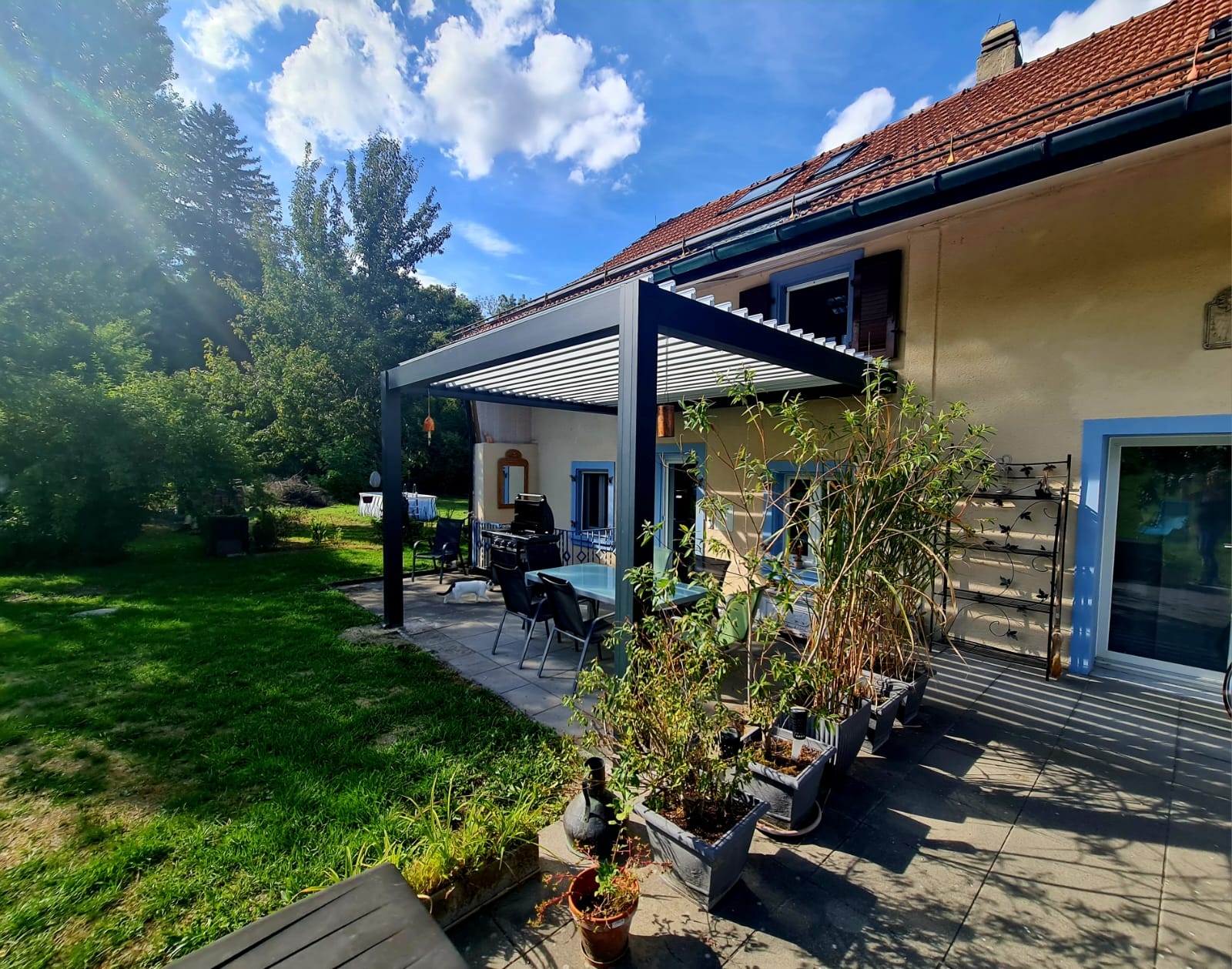 Zwitserse klant voltooit 4 x 3,5 m zware aluminium pergola en deelt 5-sterrenrecensie