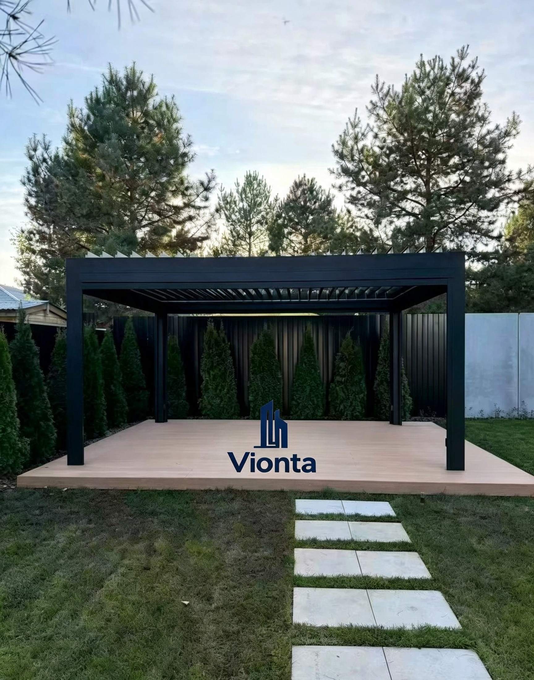 Russische klant deelt voltooide pergola-installatie van zwart aluminium