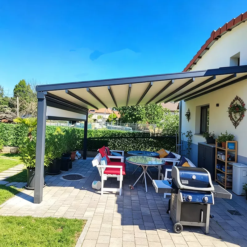 Wandgemonteerde pergola met uitschuifbaar dak